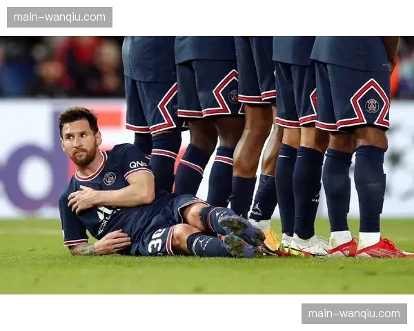 赛前发布会，兰斯主帅强调球队已针对巴黎的任意球高手做了专项防守布置